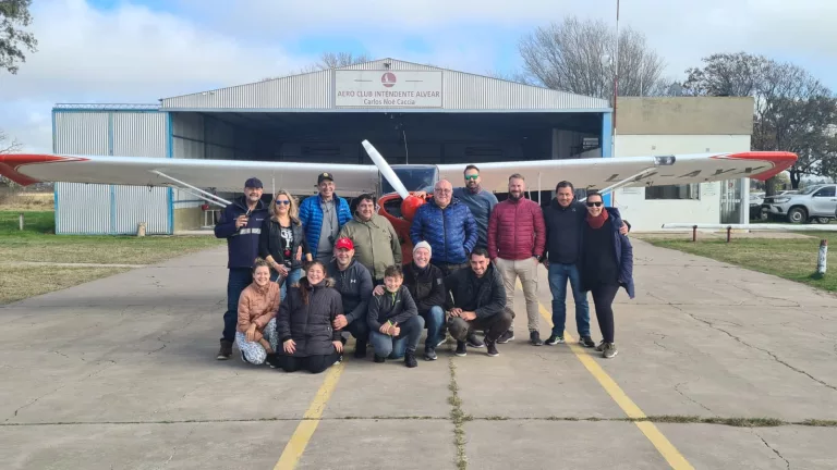 Regreso triunfal: en el Aero Club de Intendente Alvear se recibieron nuevos pilotos después de 37 años