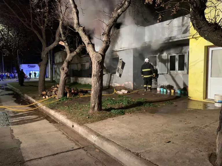 Una vivienda en Quemú Quemú quedó destruida por el fuego que habrían generado unos niños en la vivienda