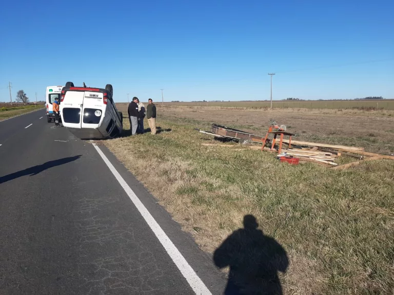 Accidente en la Ruta 7 cerca de La Carlota: volcó una Peugeot Partner con tráiler
