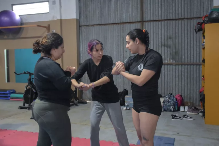 Mujeres participaron de una clase de defensa personal en General Pico