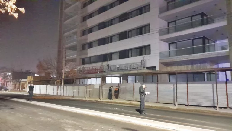 Tragedia en Santa Rosa: un joven de 35 años cae desde la terraza de un edificio de 45 metros