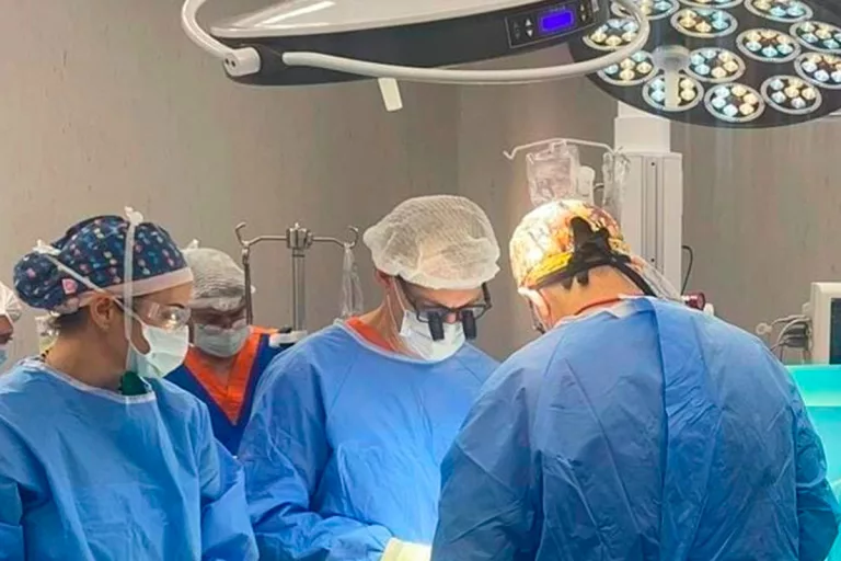 Médico pampeano que trabaja en el Garrahan encabezó una compleja cirugía cardíaca pediátrica en el Favaloro