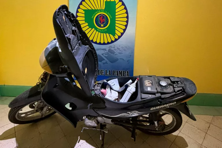 Había robado una moto y la llevaba de tiro, una vecina llamo a la policía y tras rápida intervención lograron recuperarla