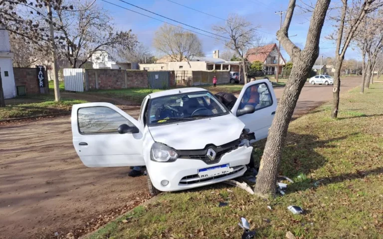 Accidente de tránsito en Intendente Alvear: Vehículo impacta contra árbol en Avenida Uruguay