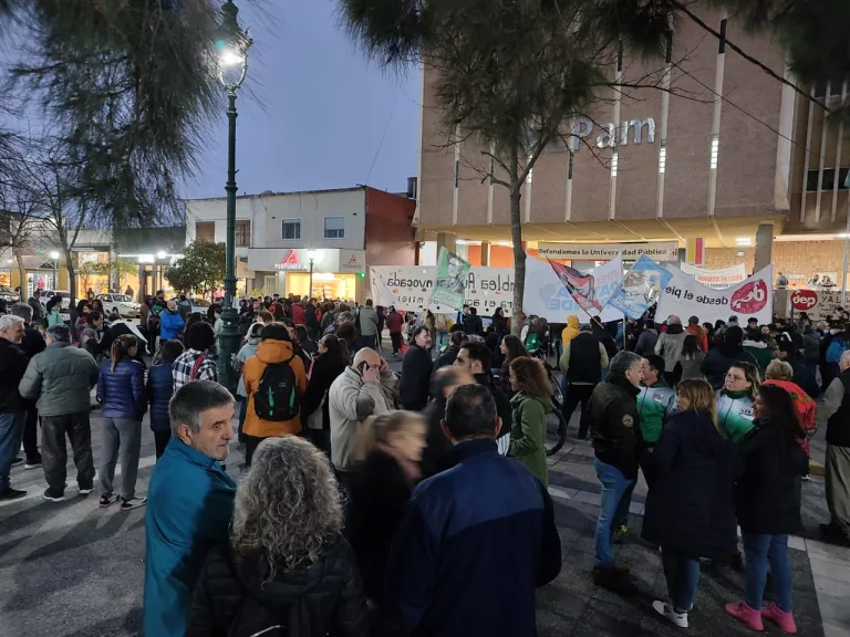 Vigilia en Santa Rosa por la votación de la Ley Bases