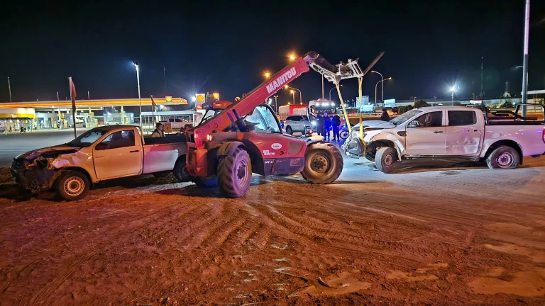 Choque de camionetas frente a estación de servicio “Oasis”