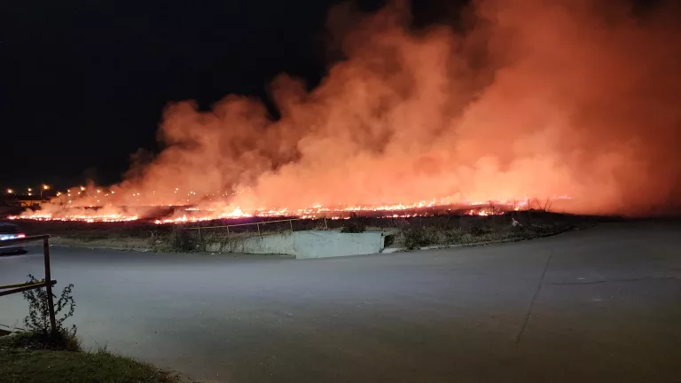 Impresionante incendio de pastizales en calle 444 y 413  preocupa a vecinos del lugar
