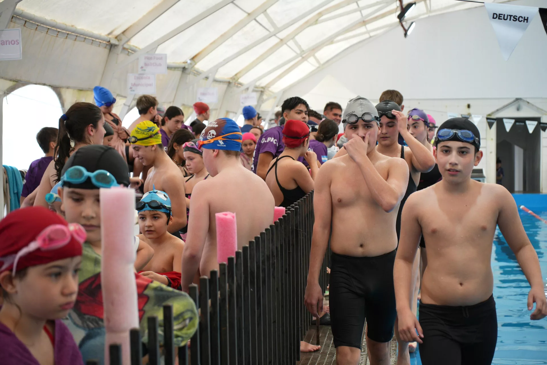 Más de 150 jóvenes deportistas brillan en el 2° encuentro provincial de natación en Pico Football Club