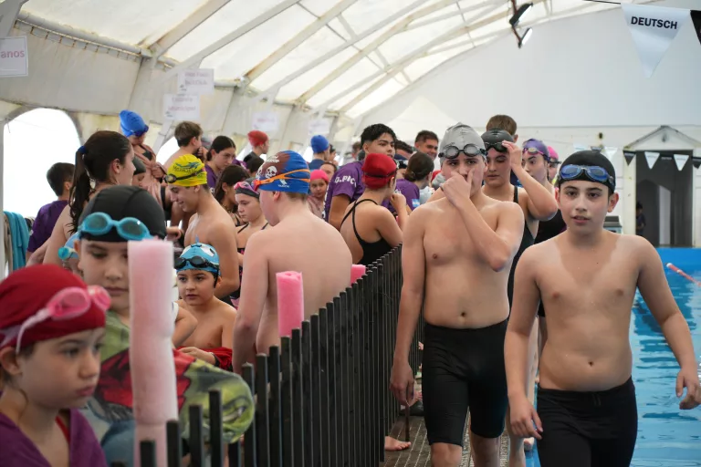 Más de 150 jóvenes deportistas brillan en el 2° encuentro provincial de natación en Pico Football Club
