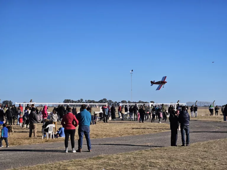 Vecinos de General Pico y la zona disfrutaron de un hermoso domingo con vuelos de bautismo en el Aero Club
