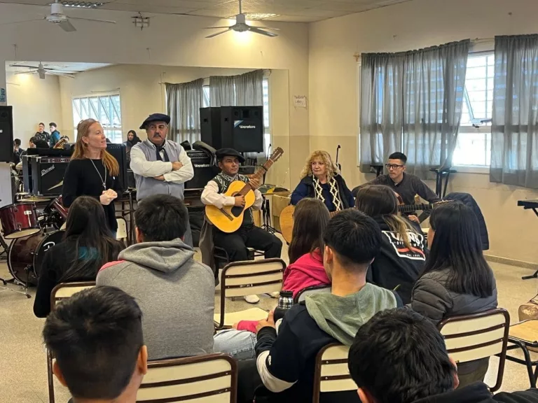 De la payada al free style: entusiasta cruce de culturas con estudiantes