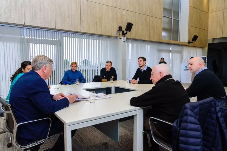 Ziliotto firma contratos para construir 280 viviendas sociales en Santa Rosa