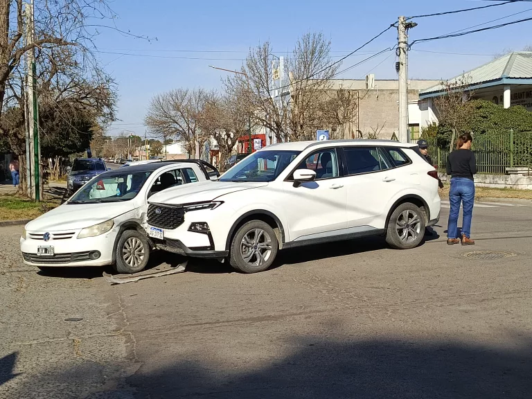 Choque de vehículos: mujer lesionada asistida y trasladada al hospital
