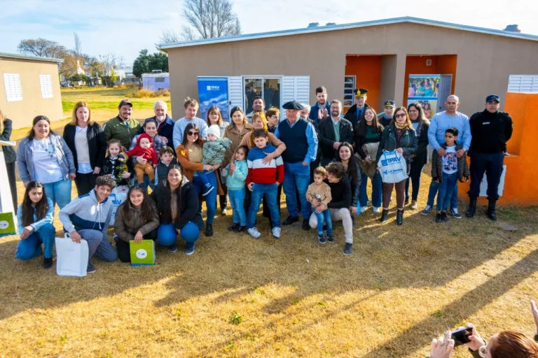 Gobierno entrega viviendas sociales a familias de Miguel Cané