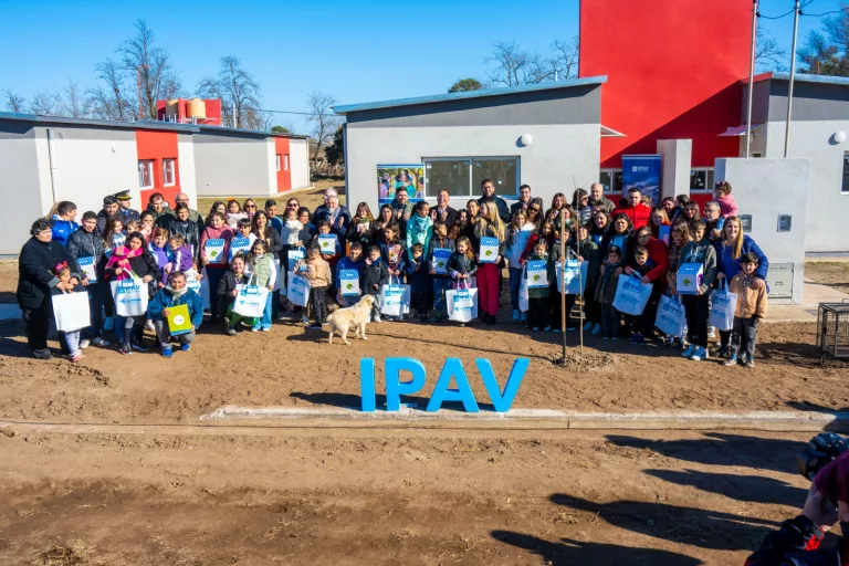 “Cuando salió mi número abracé bien fuerte a mis hijos porque sé lo que deseaban tener su casa, y ahora sí van a poder dormir calentitos” destacó una vecina de Parera al recibir una vivienda del IPAV