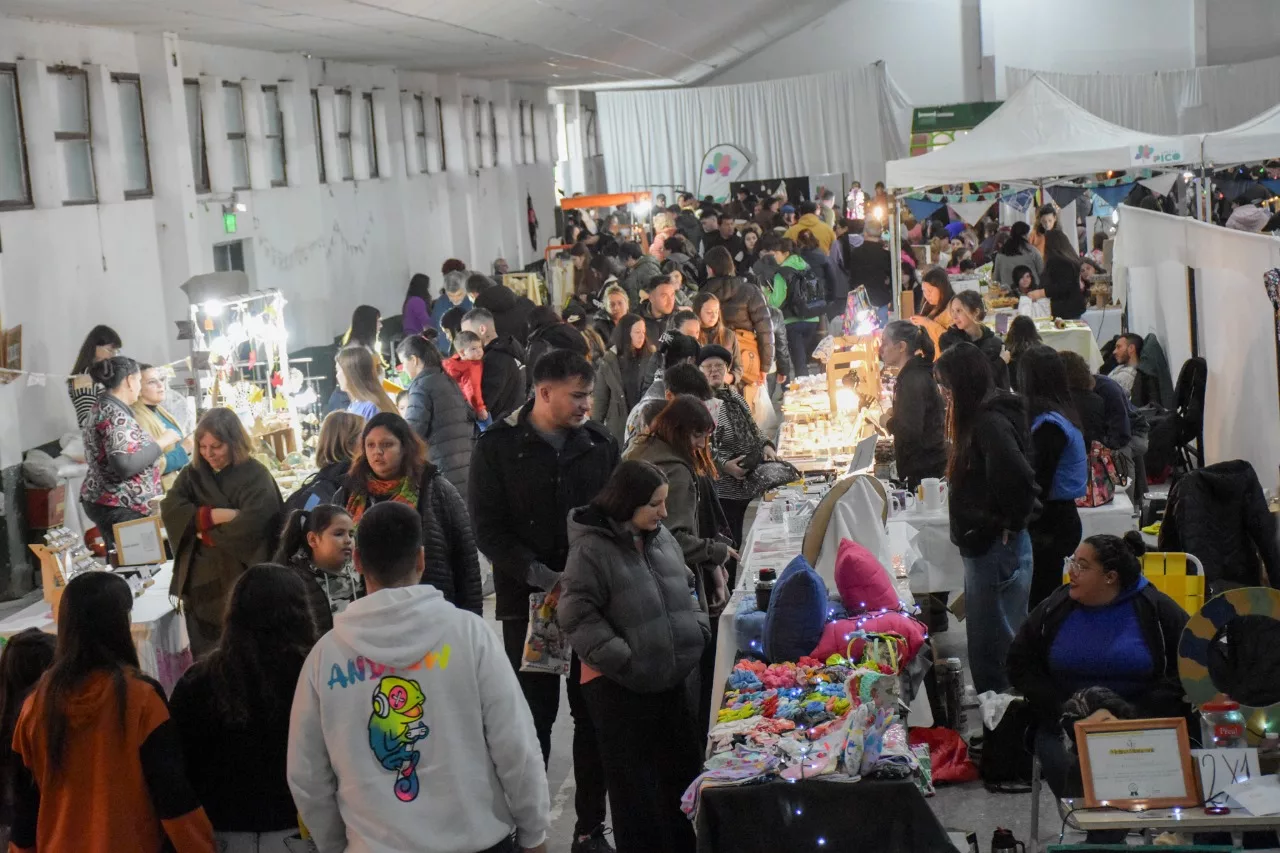 Gran éxito en la Feria de la Amistad: más de cien emprendedores y artesanos atraen multitud en General Pico