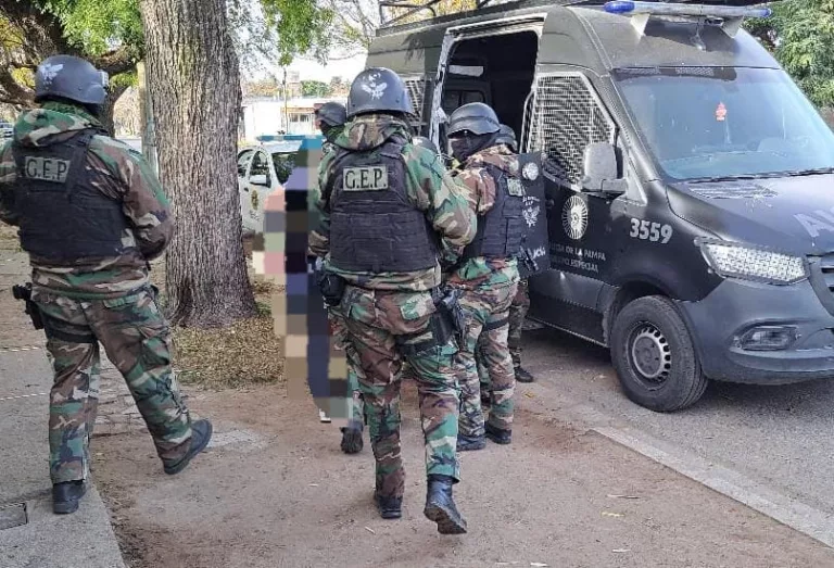 Operativo policial por hechos en la zona quinta del Boulevard: recuperan bienes robados y detienen a una mujer