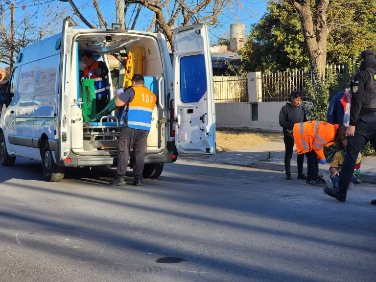 Grave accidente: motociclista sufrió fractura de tibia y peroné tras caer en el asfalto