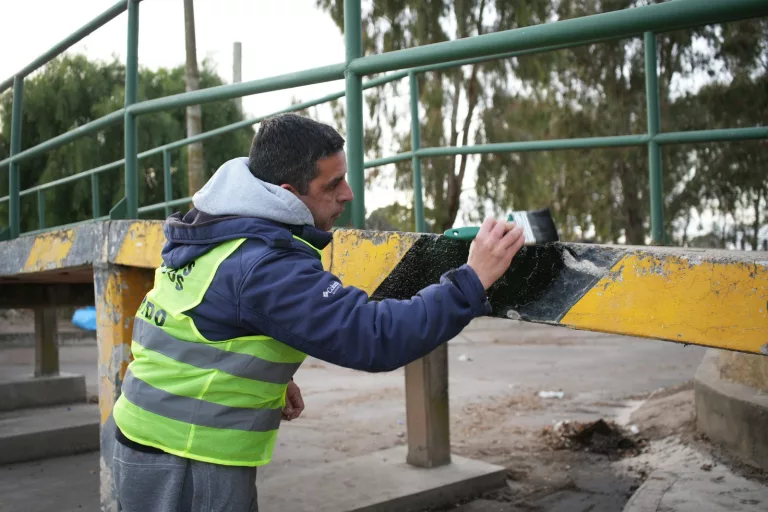 Realizaron tareas de mantenimiento en barrio San Etelvino: desmalezado, poda, limpieza de canales y pintura del puente peatonal