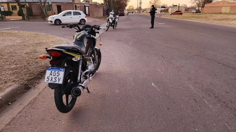 Un motociclista hospitalizado tras chocar con un auto que se dio a la fuga