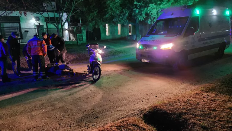 Una cadete colisionó con un perro y terminó asistida por el SEM