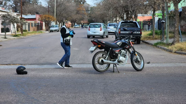 Una mujer hospitalizada tras choque entre moto y auto