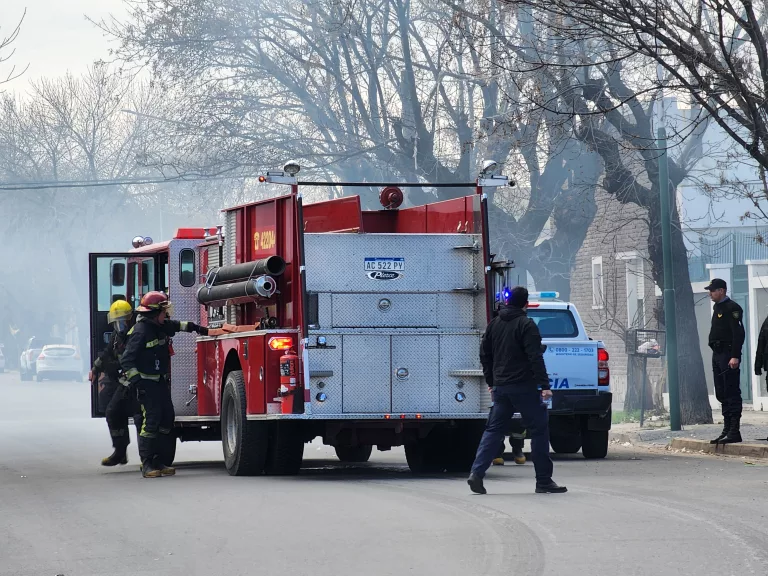 Incendio en chimenea en General Pico: bomberos controlan fuego sin daños mayores