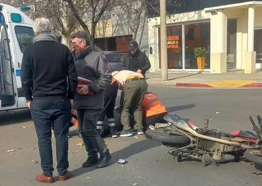 Auto y moto chocaron dejando una persona lesionada