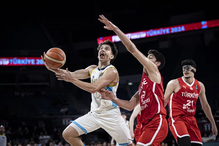 La selección argentina U-17 de básquet con el piquense Santiago Cabodevilla juega hoy contra Canadá en los octavos de final