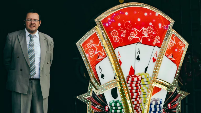 Qué rol tiene el crupier en el casino vivo