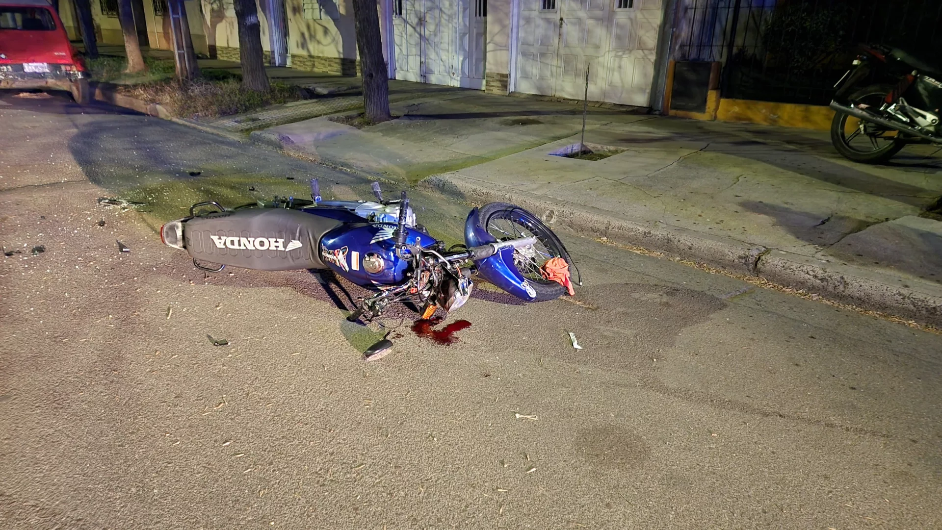 Choque entre un auto y una moto deja a motociclista con herida en una de sus manos