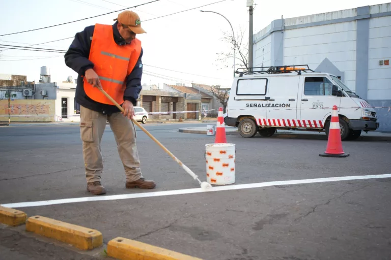 Avanzan los trabajos de pintura vial en la zona céntrica piquense