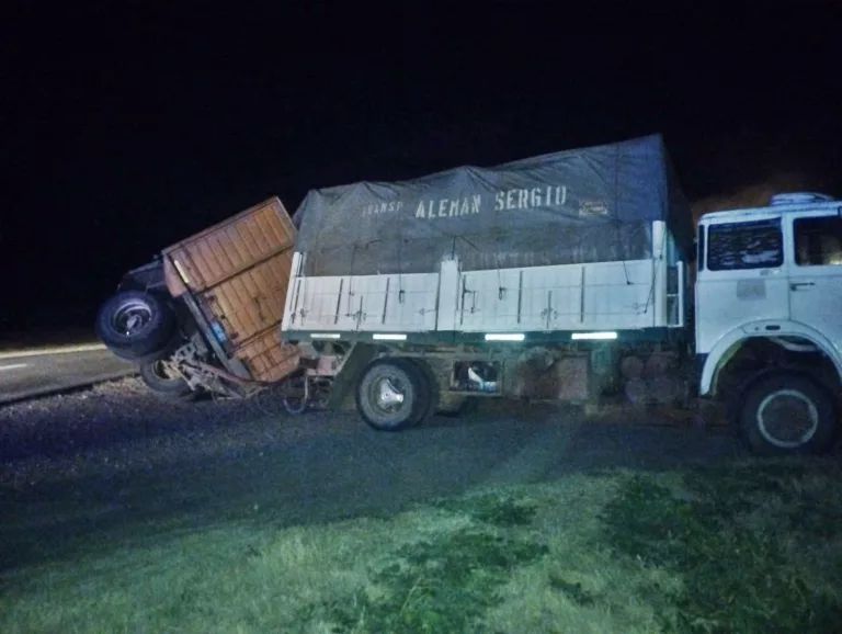 Accidente en la Ruta 188: vuelco de acoplado cargado de maní
