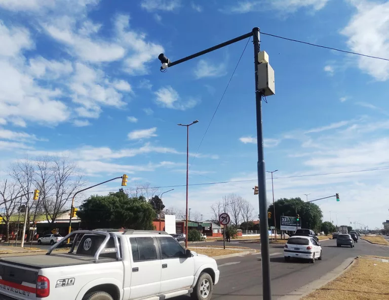 En Santa Rosa colocaron radares y cámaras en semáforos y comenzarán a cobrar foto multas desde el 31 de julio
