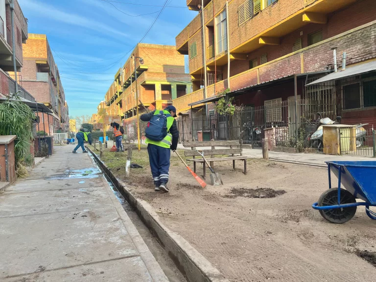 La Municipalidad de General Pico asume las tareas de limpieza en el barrio Malvinas 1 tras el cese del consorcio responsable