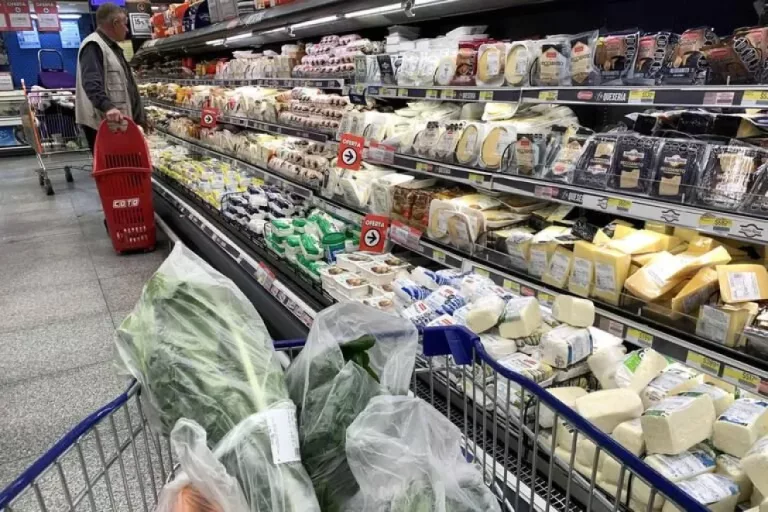 Una familia tipo en Argentina necesitó $873.169 en junio para no ser pobre