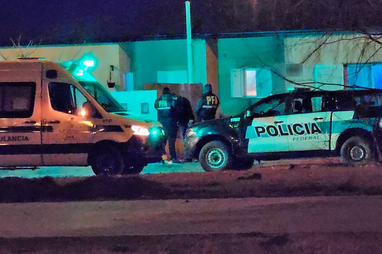 Un hombre de 28 años fue encontrado herido en Barrio Federal durante un allanamiento de la Policía Federal