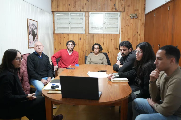 Municipio y Colegio Santa Inés: comienzan a colocar señalética inclusiva en espacios públicos