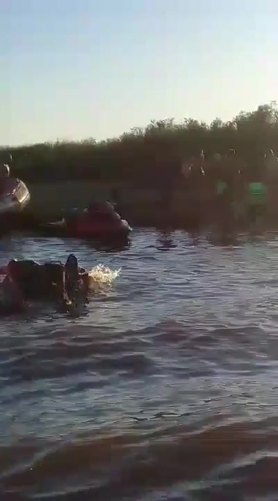 Un helicóptero realizaba maniobras peligrosas en el río Paraná y se estrelló: murió el piloto