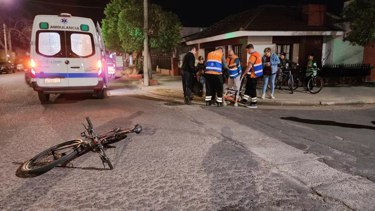 Ciclista hospitalizado tras accidente en calles 10 y 25
