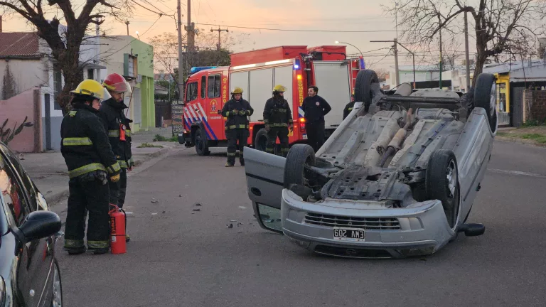 [VIDEO] Choque y vuelco a metros de comisaría segunda de General Pico