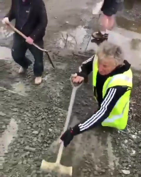 Cansado de no recibir respuesta, Rod Stewart arregla un camino con sus propias manos