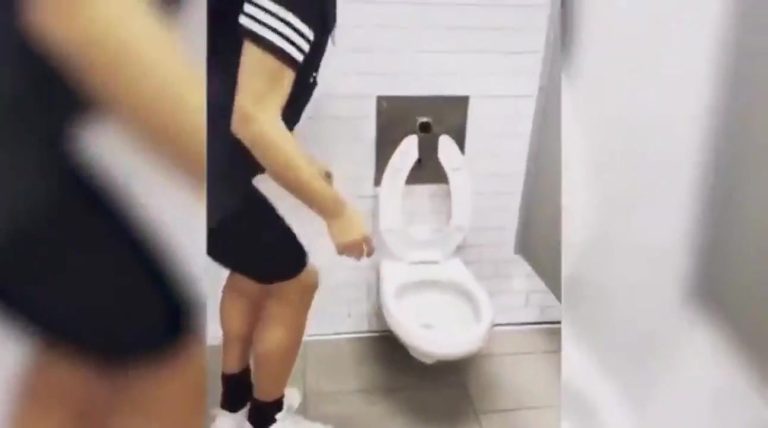 Se hizo el canchero en las redes, subió un video lamiendo un inodoro y ahora tiene coronavirus
