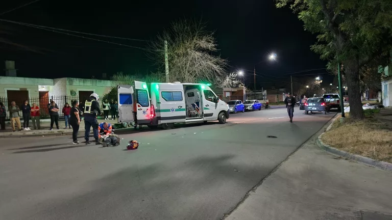 Colisión entre un auto y una motocicleta en calle 116 y 13 deja una joven hospitalizada