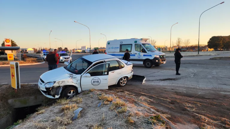 Fuerte choque entre un taxi y una camioneta en la circunvalación