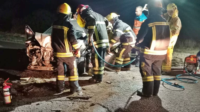 Grave choque frontal en ruta provincial: 13 personas involucradas y un joven atrapado durante una hora