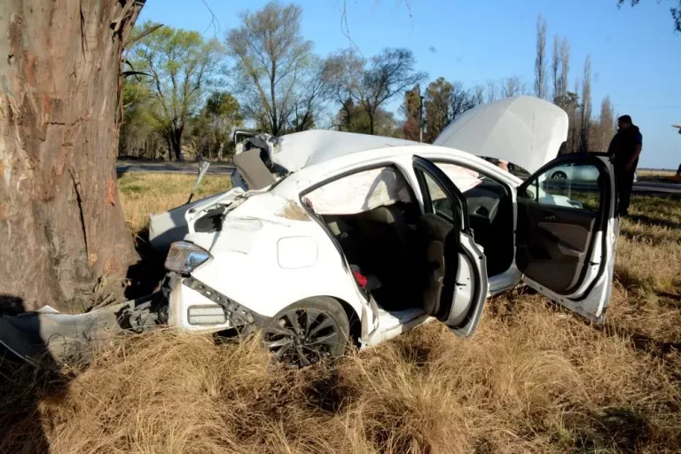 Fuerte choque entre dos autos en la Ruta Nacional 5