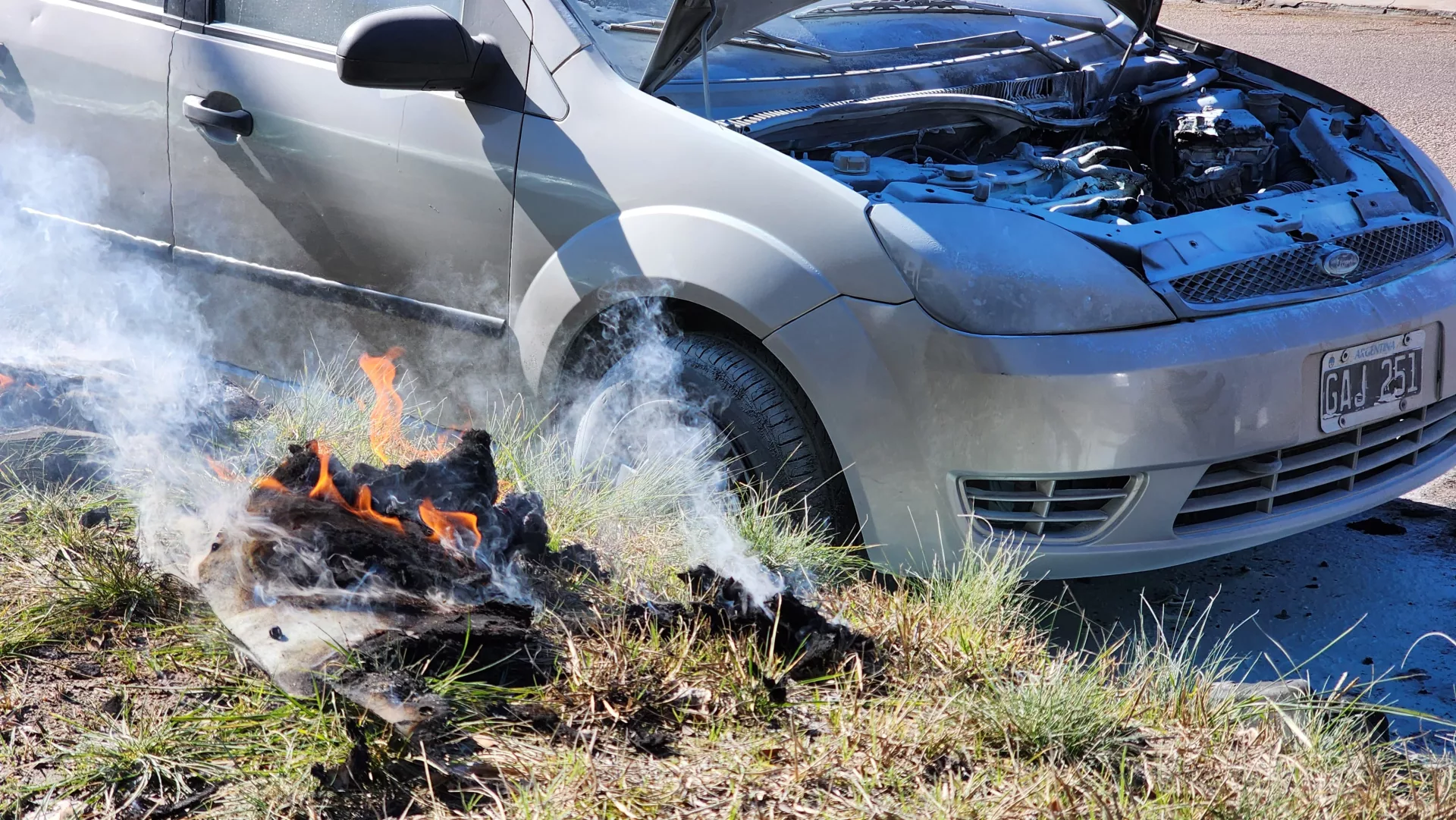 Fuego en un automóvil en plena calle: intervención de un vecino evitó daños mayores