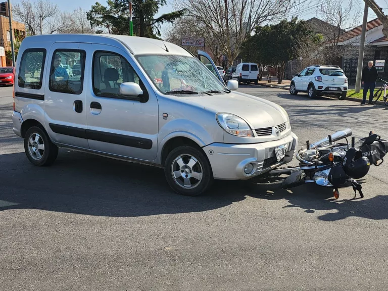 Joven motociclista trasladada al hospital
