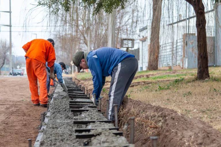 Avanzan las obras de cordón cuneta en el barrio Carlos Berg: Fernanda Alonso destaca la inversión local para mejorar la infraestructura en General Pico
